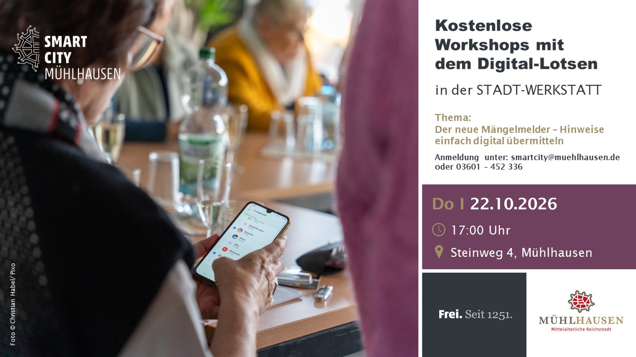 Kostenlose Workshops mit dem Digital-Lotsen in Mühlhausen Teilnehmende sitzen am Tisch und informieren sich per Smartphone über kostenlose Workshops mit dem Digital-Lotsen.