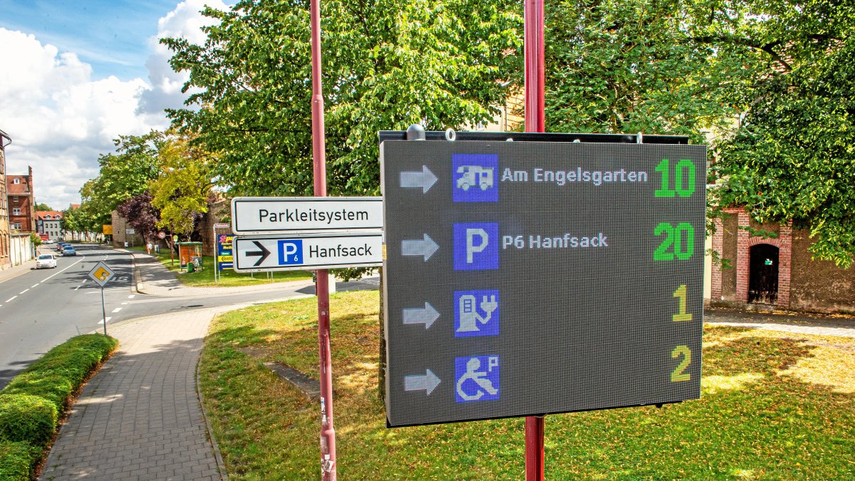 Digitale Anzeige mit Parkplatzinformationen und Entfernungen zu verschiedenen Parkplätzen in Hanfsack.
