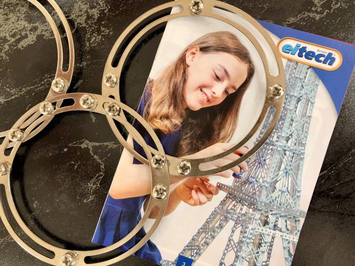 Eitech Konstruktionsspielzeug mit Metallteilen und Anleitung auf einem Tisch.