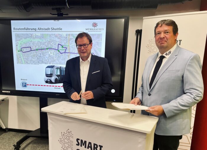(v. l.) OB Bruns und Regionalbus-Geschäftsführer Oppermann unterzeichnen die Kooperationsvereinbarung zum Smart City-Projekt "Altstadt-Shuttle"