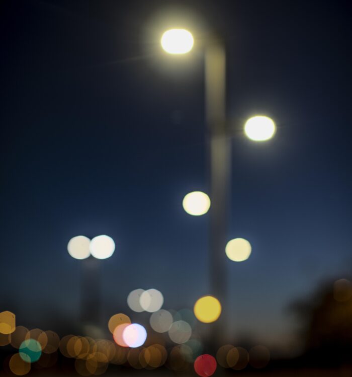 Freepik_verschwommene-nachtlichter-der-stadt