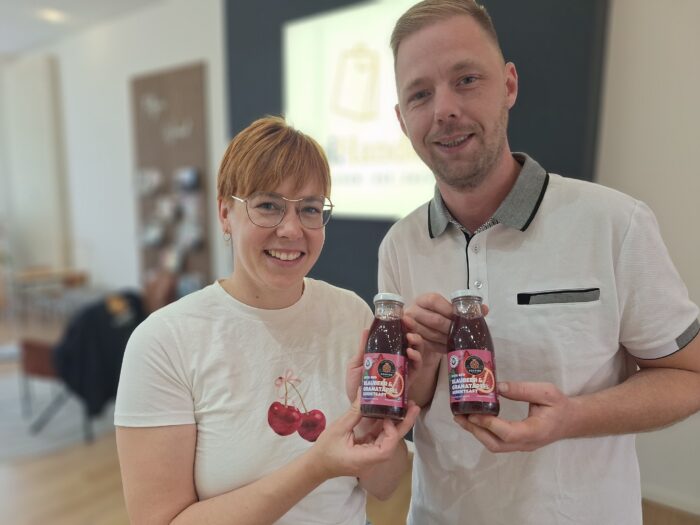 Maria und Philipp Handwerker von Kokkino ziehen als neuer Händler im Test- & Tauschladen in Mühlhausen ein.