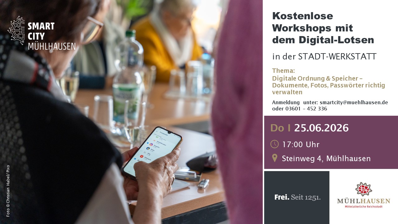 Ein Teilnehmer hält ein Smartphone während eines Workshops zur digitalen Ordnung und Speicherung von Dokumenten in Mühlhausen.