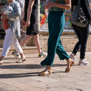 Smart City Steinweg Mühlhausen Mehrere Personen gehen auf einem gepflasterten Weg, sichtbar sind ihre Füße und Schuhe.