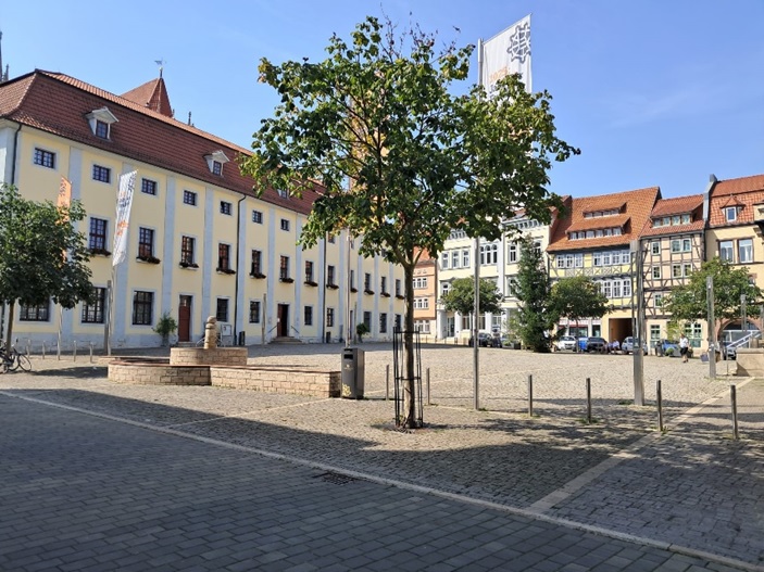 Blick auf den Mühlhäuser Obermarkt an einem heißen Sommertag.