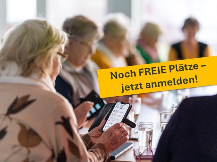 Gelbes Banner mit dem Text „Noch FREIE Plätze – jetzt anmelden!“; im Hintergrund sitzen mehrere Teilnehmende beim Gespräch und auf einem Tablet.