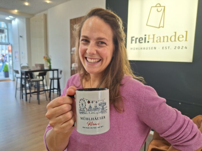 Florentine von Zwehl bietet im Frei.Handel die Mühlhäuser Kirmes-Tasse an.